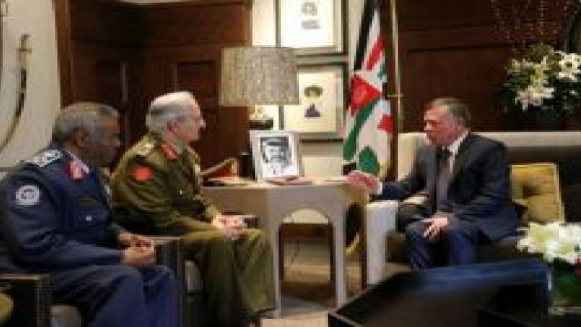 الملك يلتقي القائد العام للجيش الليبي