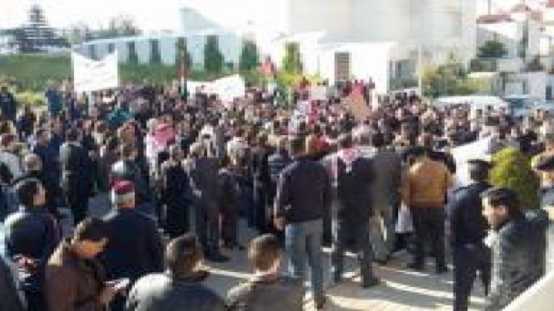 أتباع الروم الكاثوليك في الأردن يجددون اعتصامهم أمام سفارة الفاتيكان