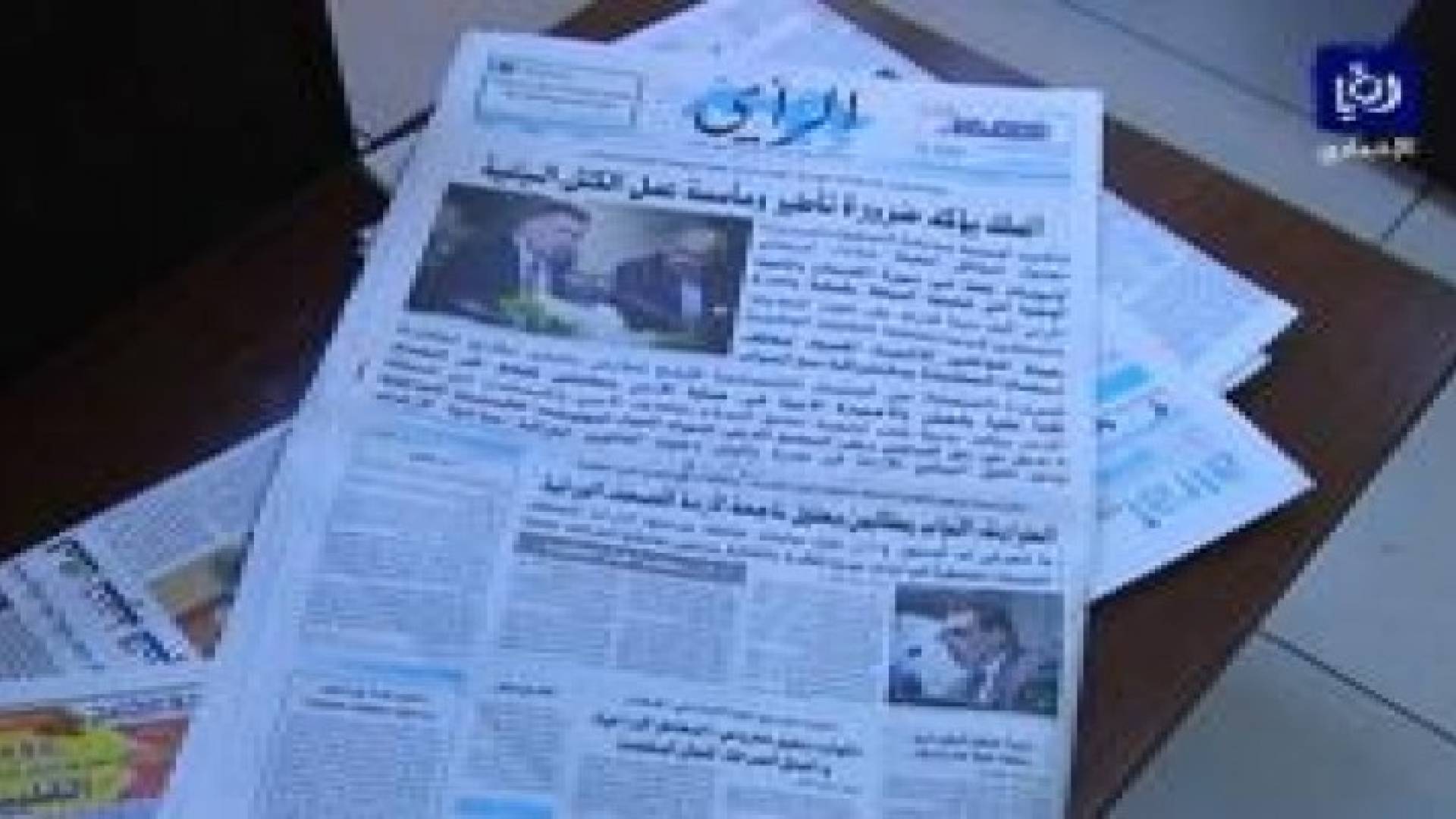 صحف تقاطع اخبار الحكومة احتجاجا على أزمتها.. فيديو