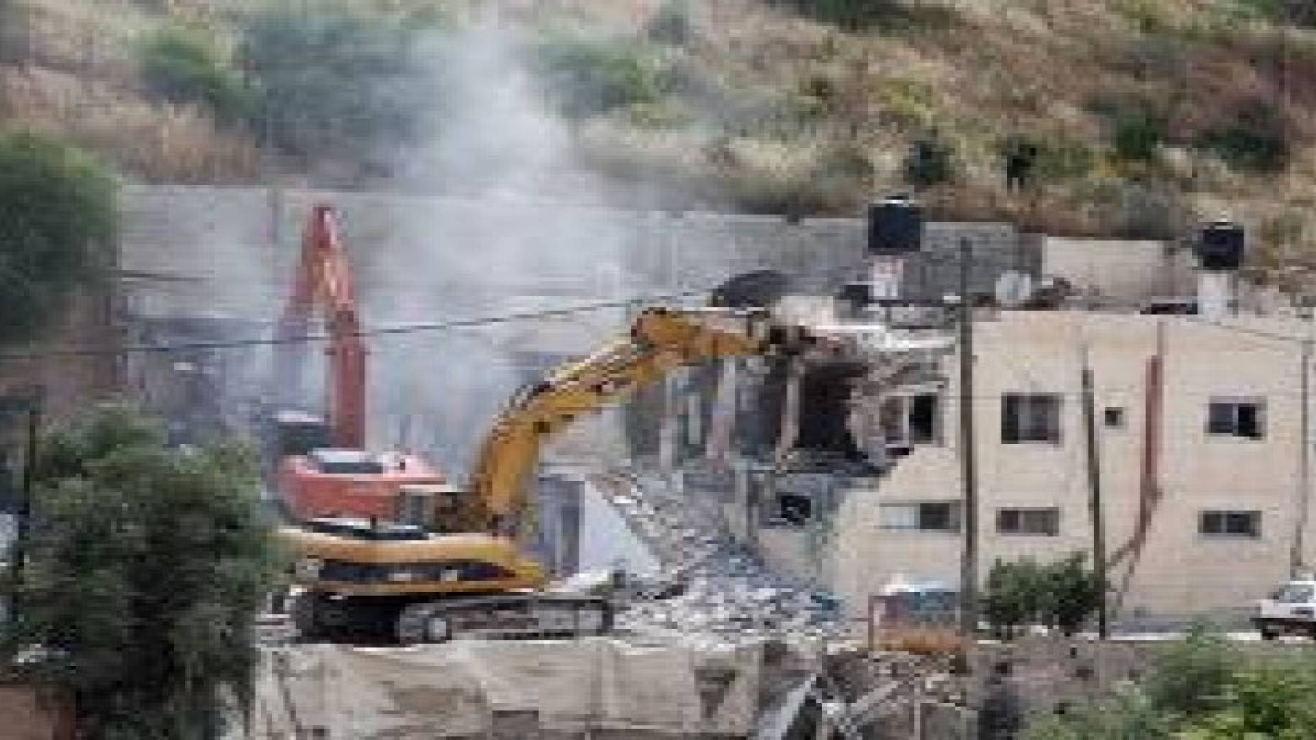 الاحتلال يهدم بناية سكنية من 4 طوابق في القدس