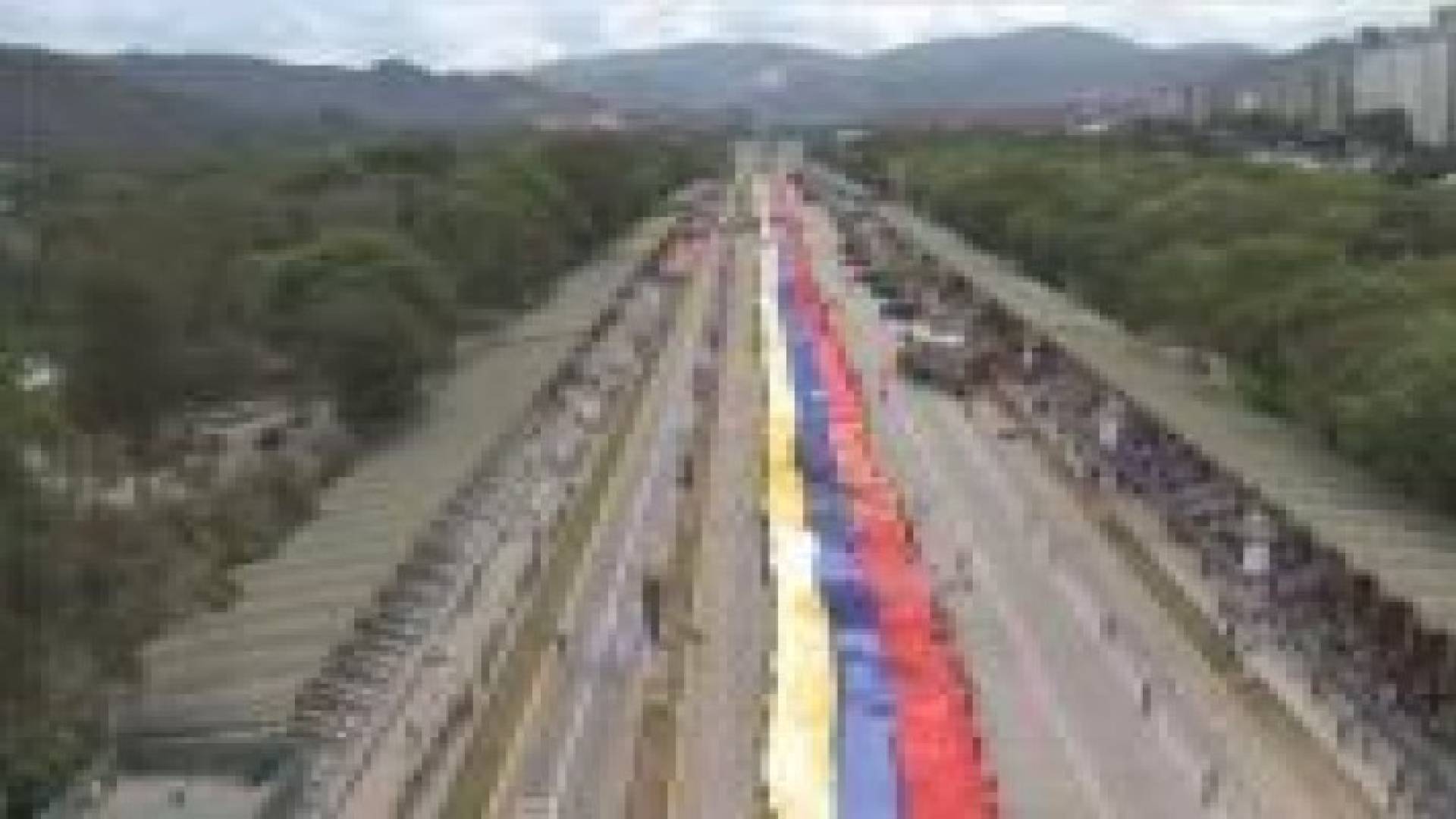 علم عملاق في فنزويلا بطول 1200 متر لرمزية الصمود ضد الولايات المتحدة