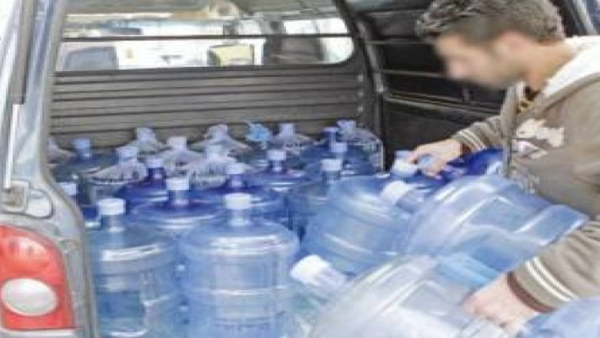 الرصيفة: مداهمة مصنع يبيع مياها عادية على أنها مياه "زمزم"