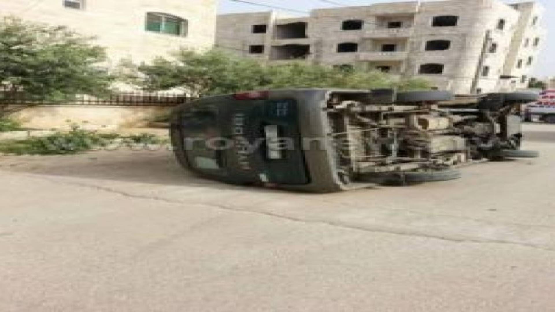 3 اصابات في حادث انقلاب مركبة بإربد .. صور