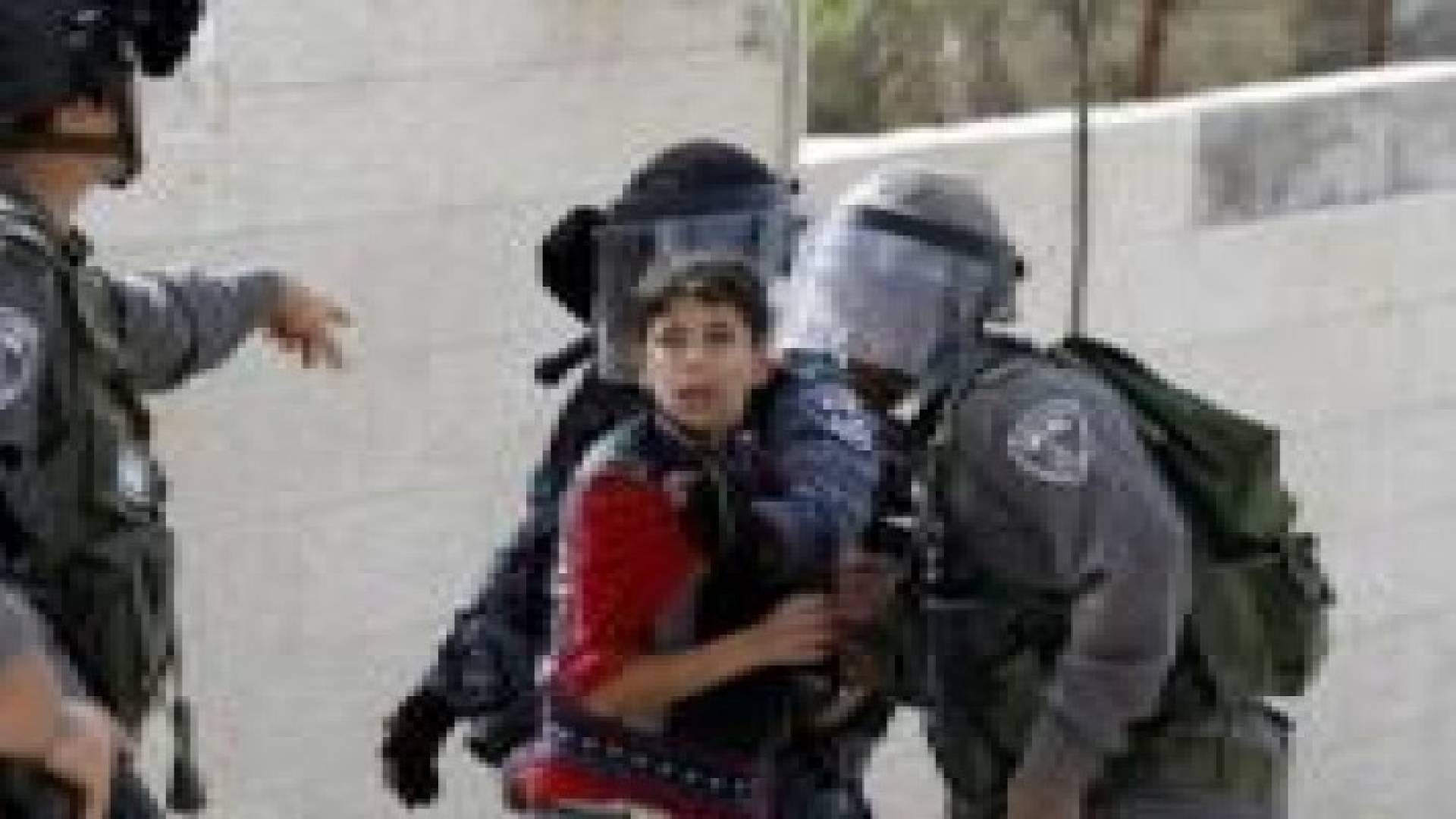 الاحتلال يعتقل 3 أطفال خلال مواجهات قرب عوفر