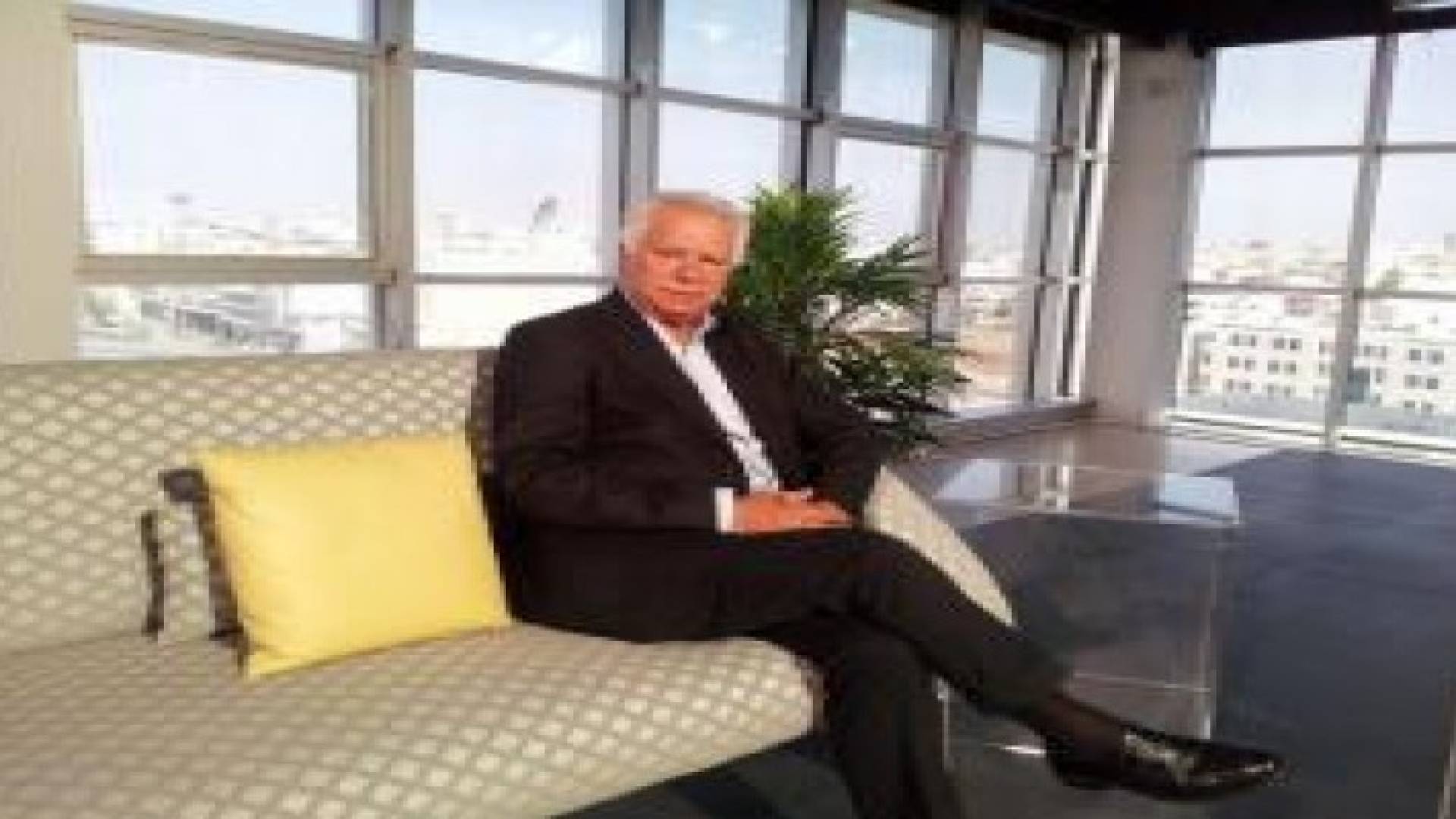 الشاعر الفلسطيني مريد البرغوثي يتحدث عن الحب والشعر والكراهية