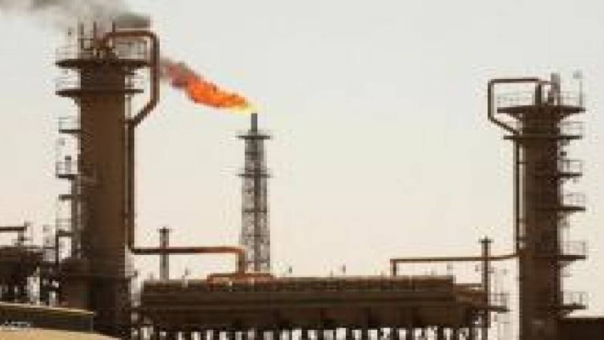 داعش يضرم النيران بخزانات نفط في بيجي