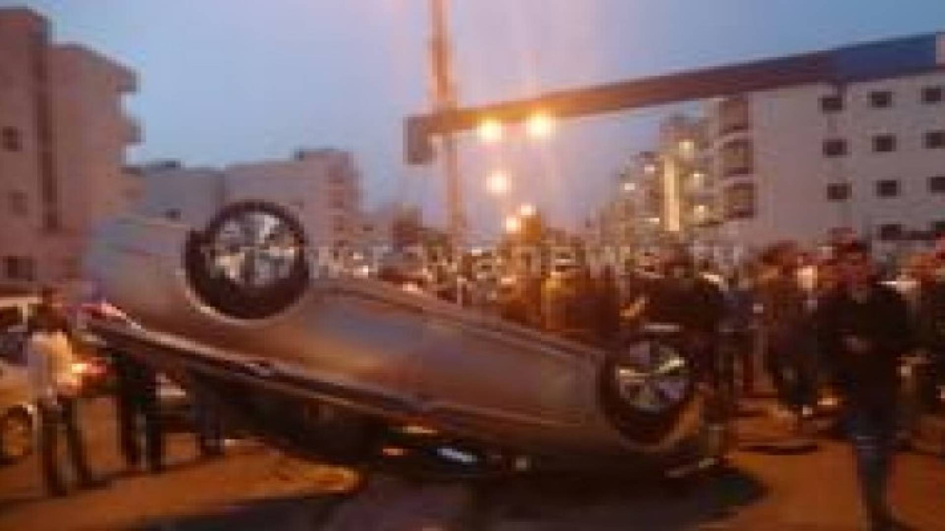بالصور: 5 اصابات  اثر حادث تصادم وتدهور  في عمان