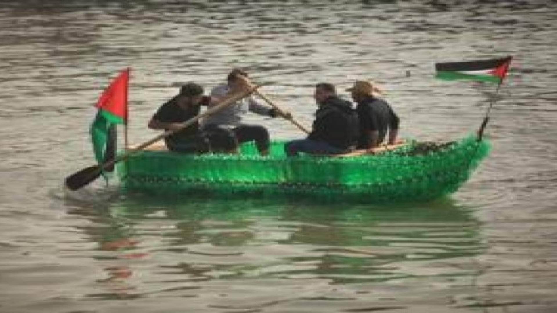 فلسطينيون في غزة يصنعون قاربا من زجاجات بلاستيكية