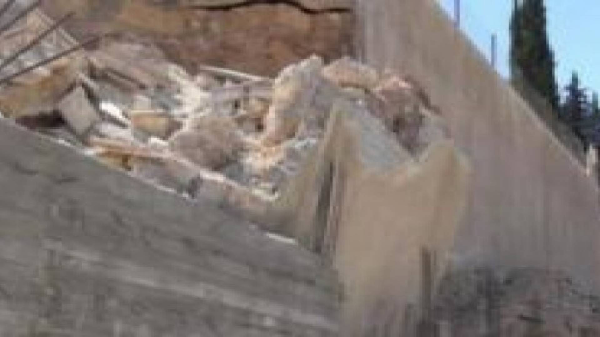 إصابة 4 أشخاص إثر انهيار جدار مجمع تجاري بالرصيفة