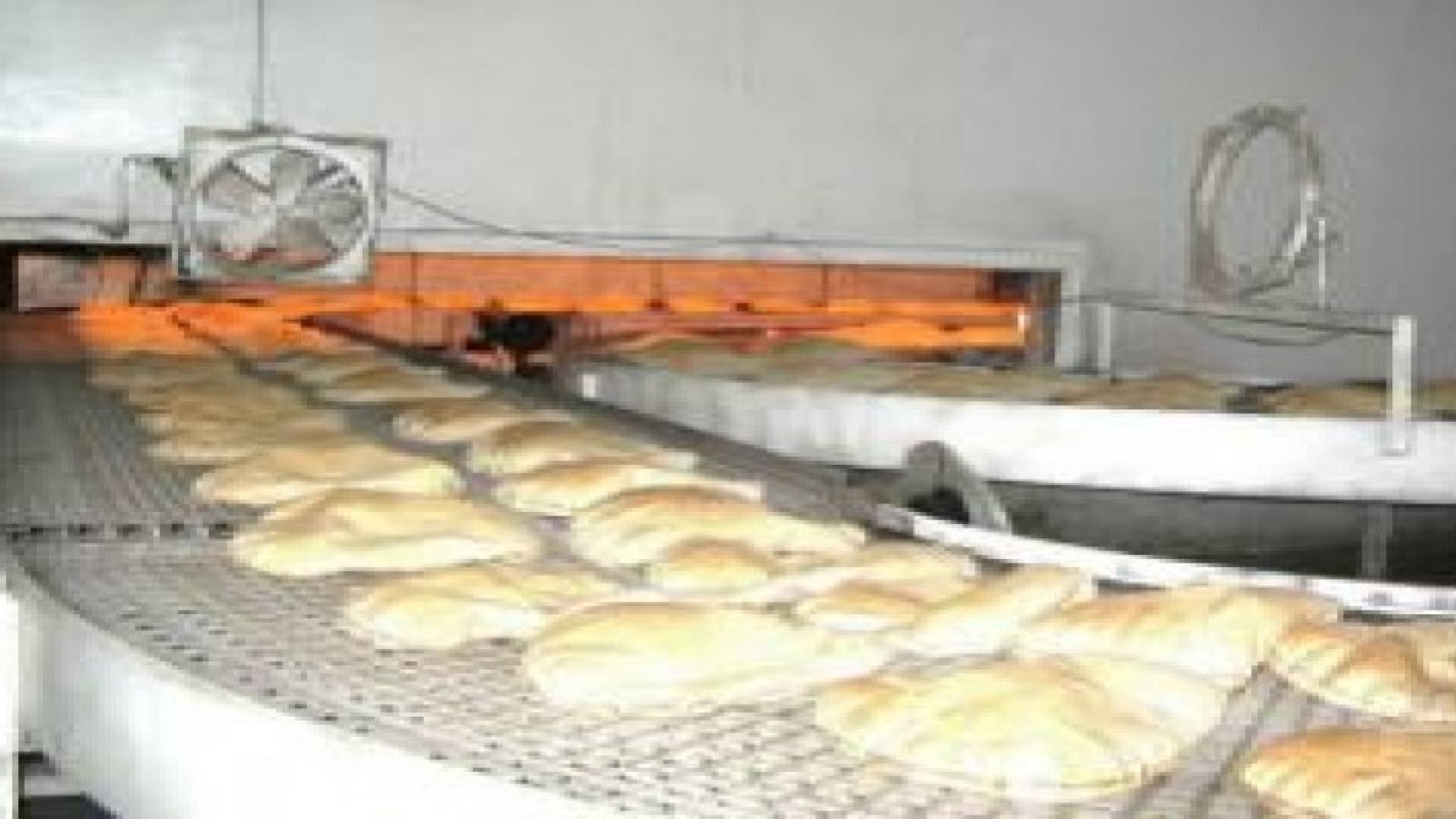 ضبط مخبز في الزرقاء يعيد تصنيع الخبز "الناشف"