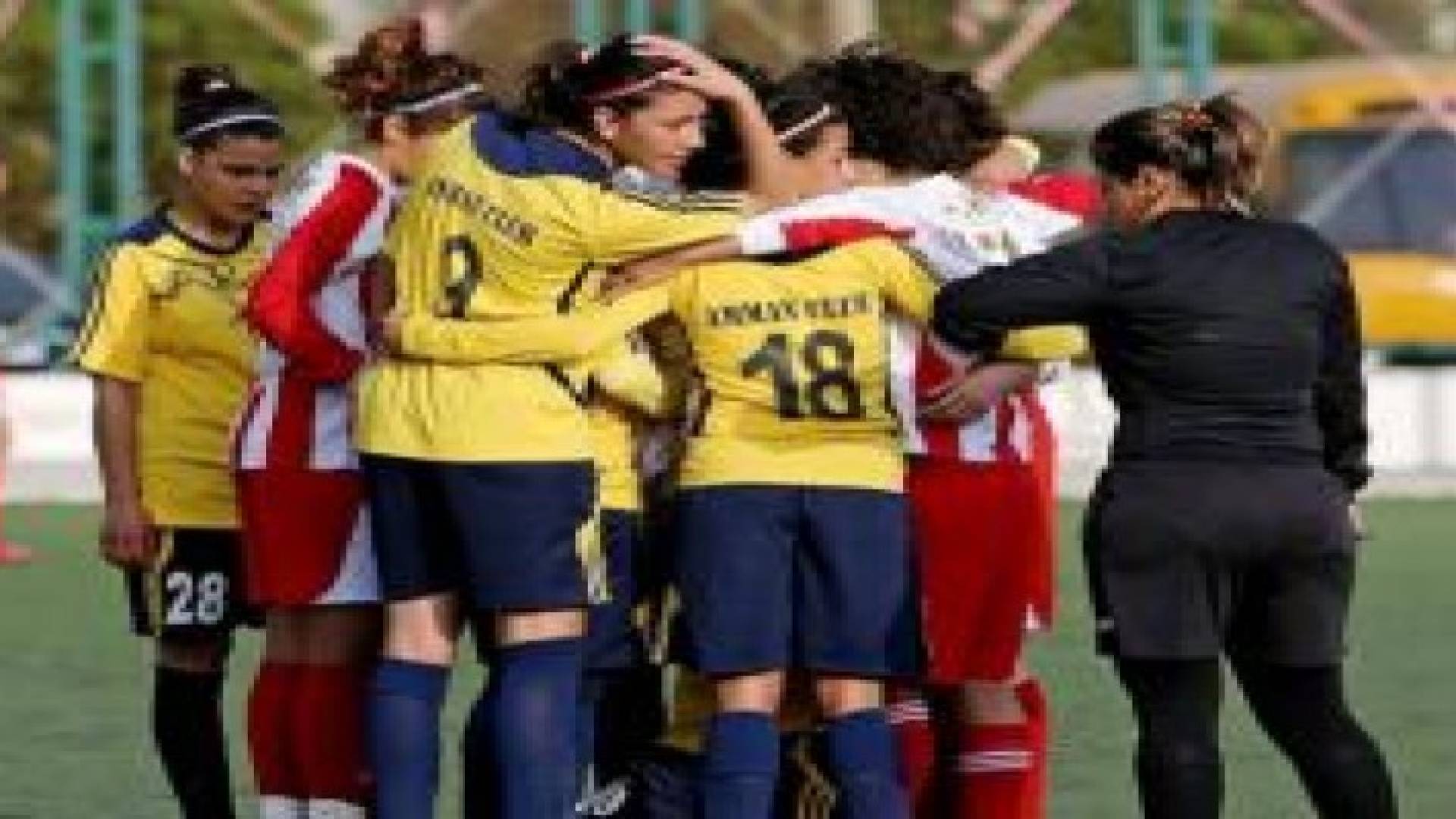 عمان: لاعبات "يخفين" لاعبة بعد سقوط حجابها في الملعب .. صورة