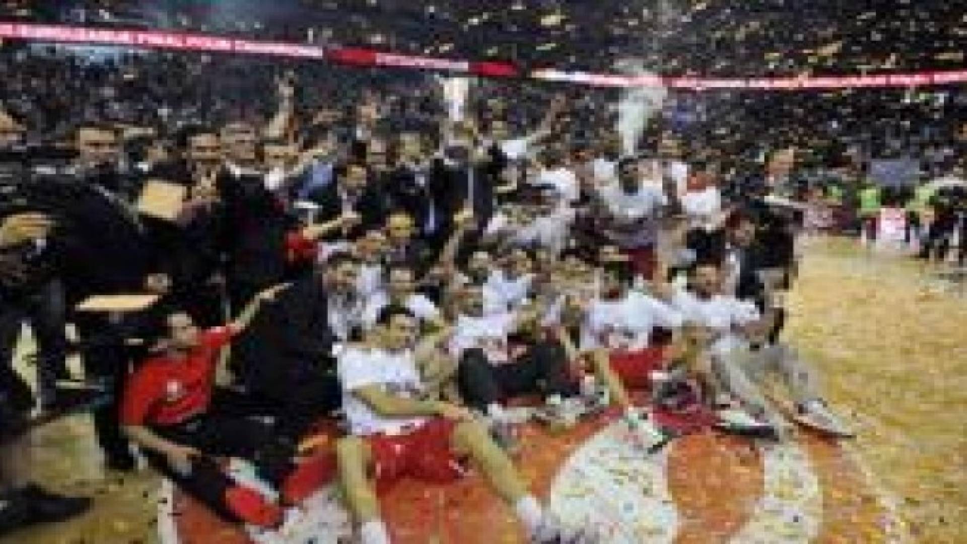 أولمبياكوس يتوج بلقب الدوري اليوناني الثاني والأربعين