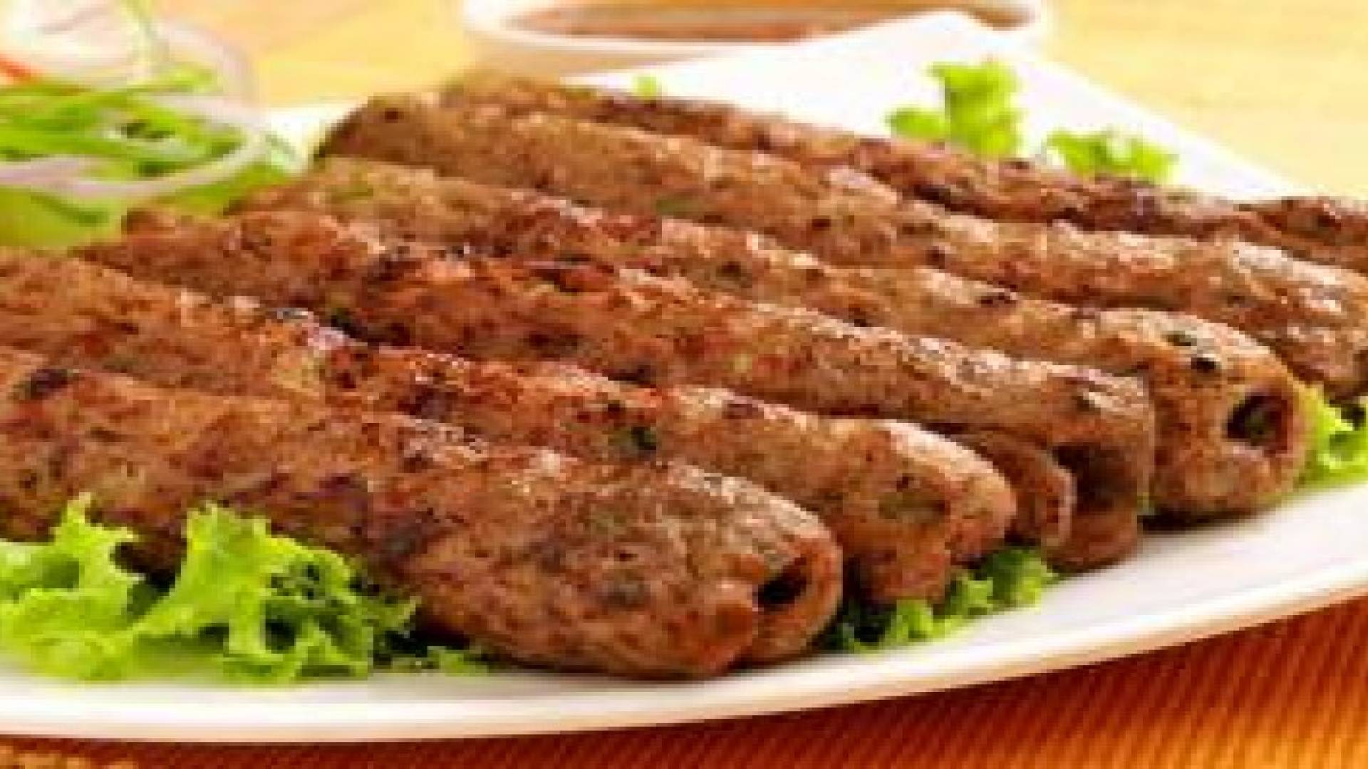 ضبط وافد يبيع بقايا جلود الدواجن "سندويشات كباب"