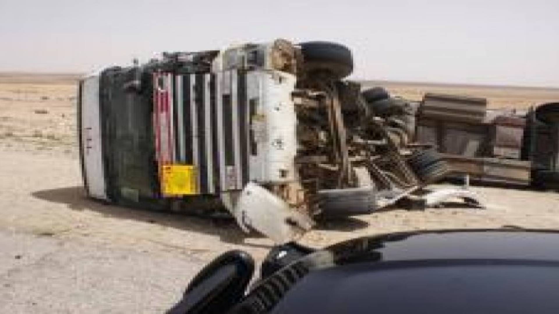 انقلاب شاحنة على الطريق الصحراوي تحمل لوحة سعودية