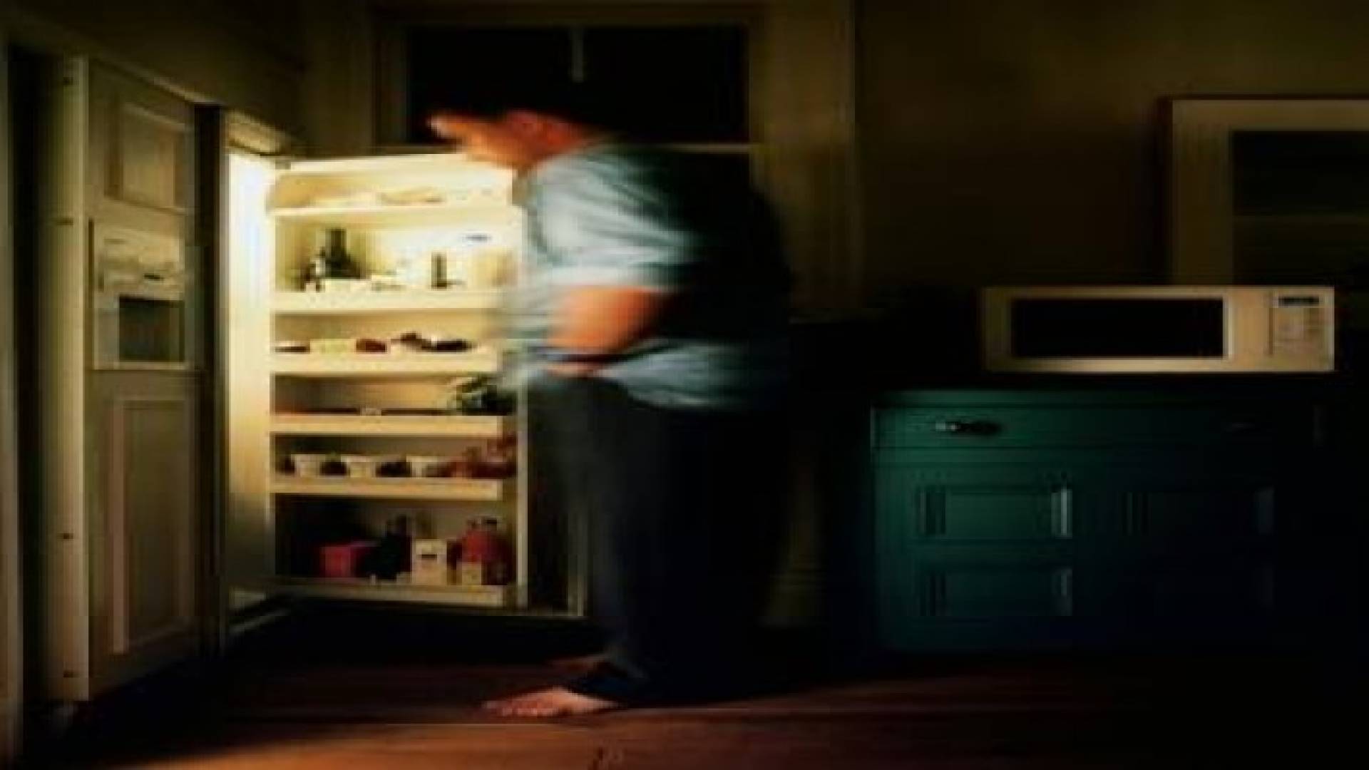 الأكل ليلا يزيد مخاطر السكري وسرطان الثدي