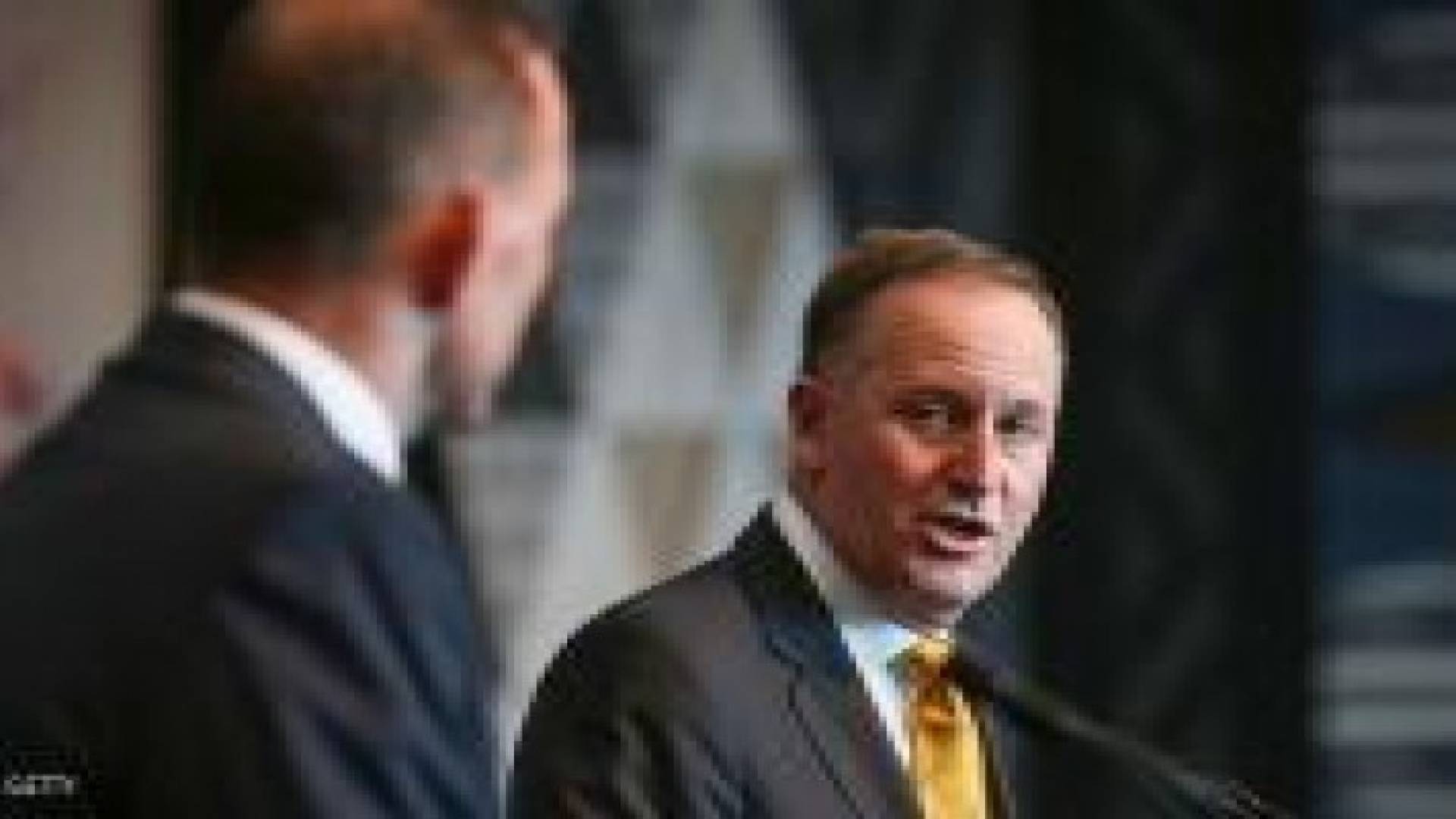 رئيس وزراء يعتذر عن جذب شعر نادلة لـ6 أشهر