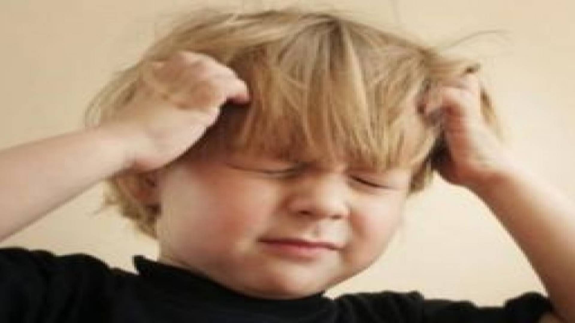 كيف تكتشف إصابة طفلك بالصداع النصفي؟‬