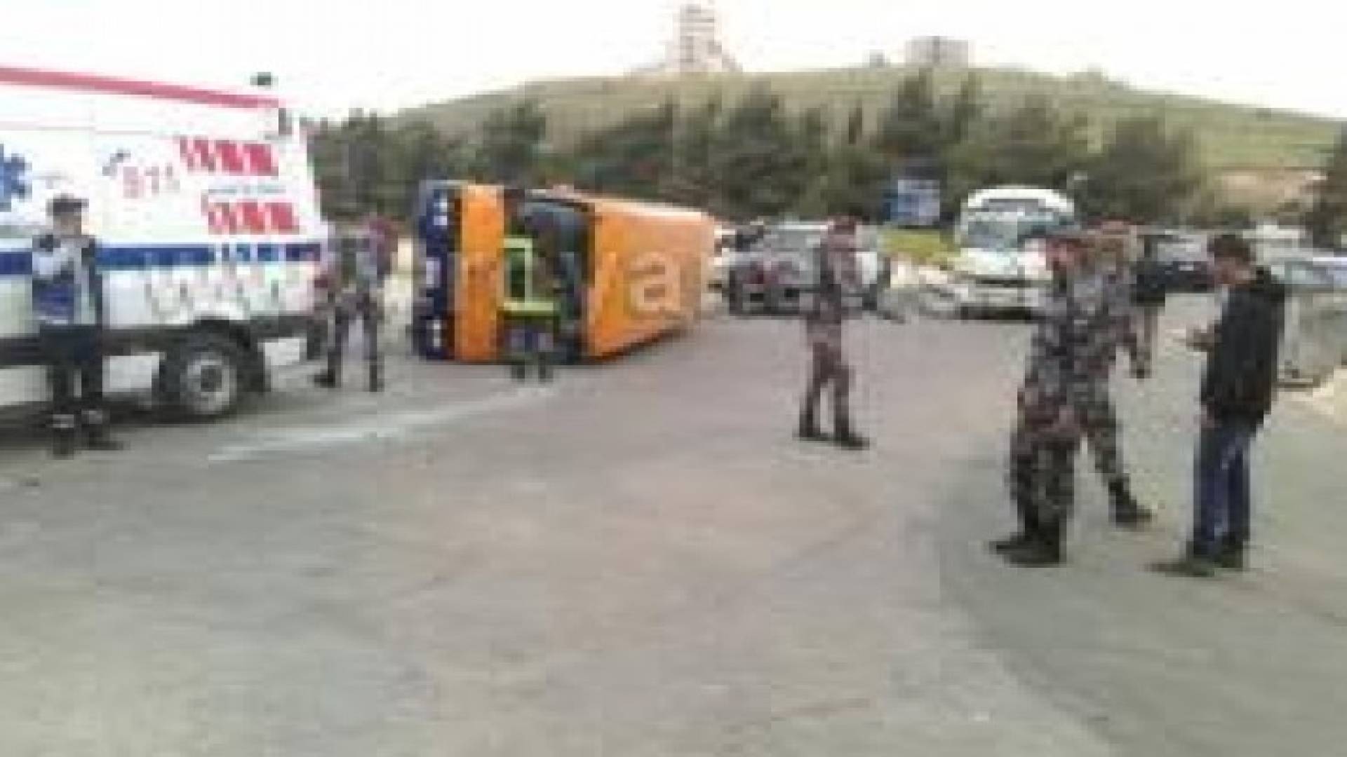 بالصور: انقلاب "باص مدرسة" في ضاحية النخيل