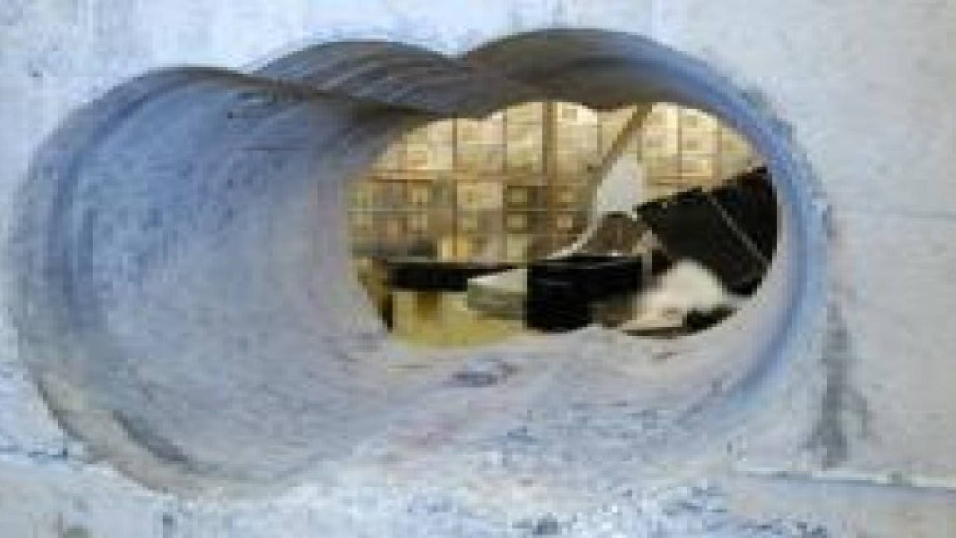 شرطة لندن تكشف عن حفرة الجدار الأسمنتي التي نفذ منها اللصوص في سرقة القرن