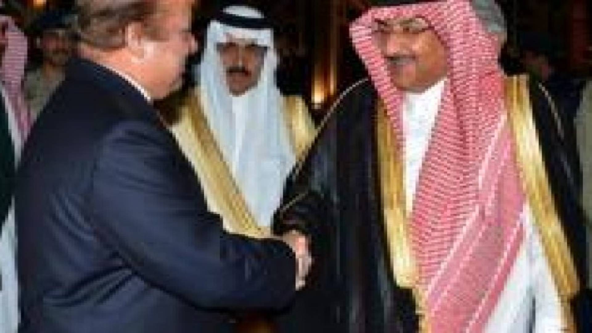 رئيس وزراء باكستان يغادر الرياض بعد مباحثات مع العاهل السعودي