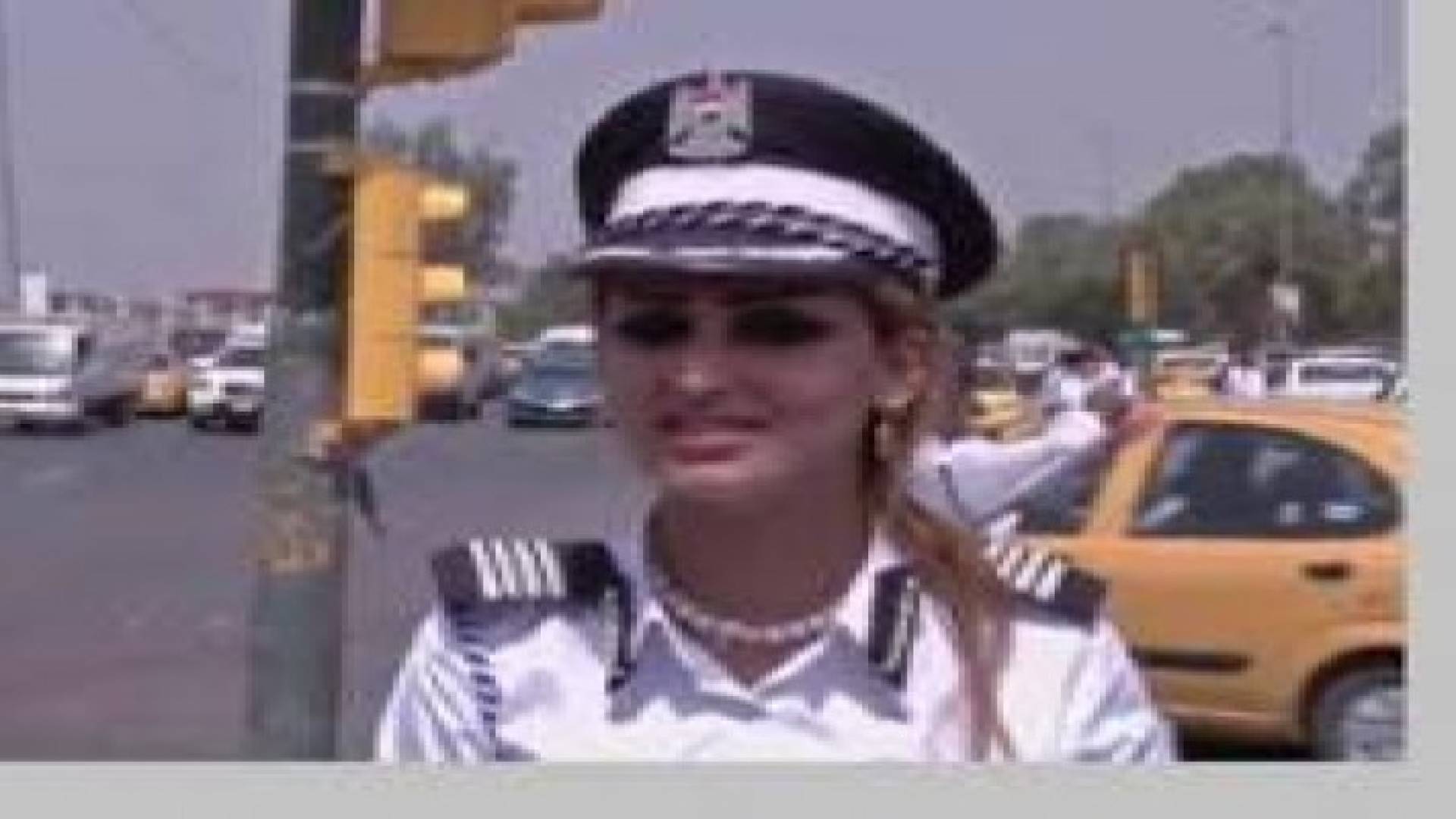 شرطيات ينظمن المرور في شوارع بغداد