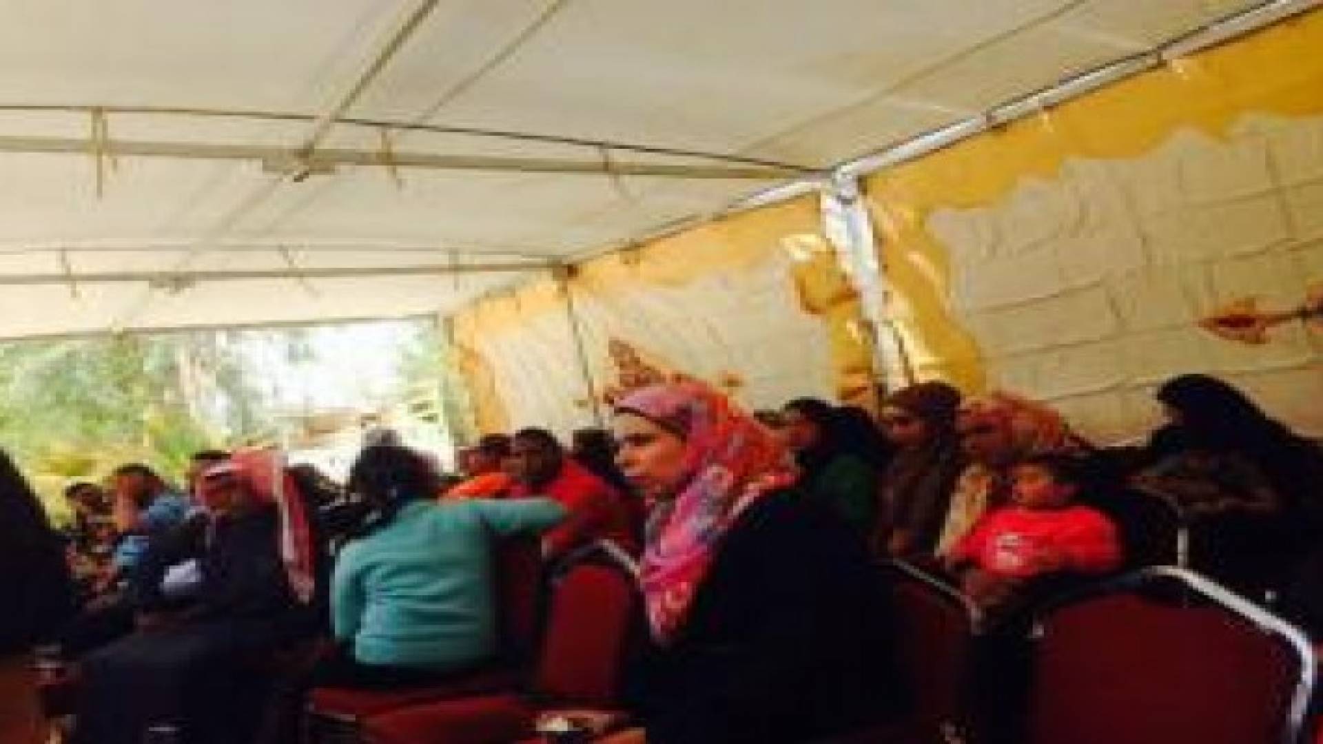 توزيع ٢٨ كرسيا متحركا في لواء الشونة الجنوبية على المعاقين