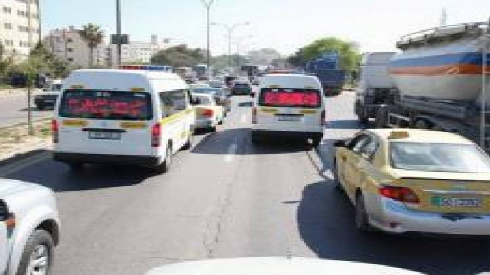 لوحات الكترونية لتوعية المواطنين تضيء سيارات التحقيق المروري