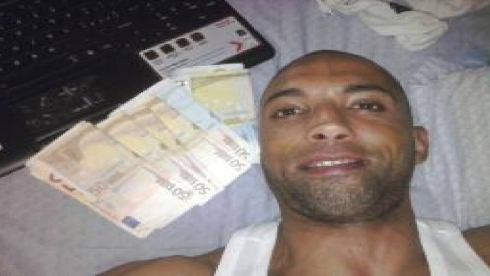 "سلفي" تكشف تاجري مخدرات في إيطاليا