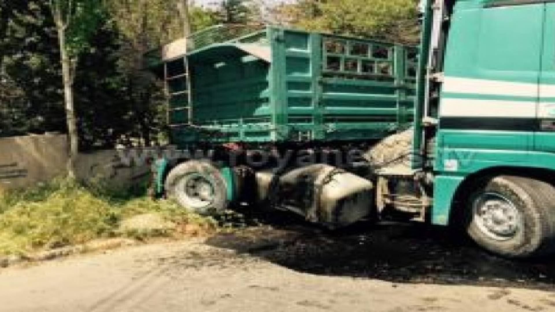 عمان: حادث تدهور شاحنة في منطقة المقابلين .. صور