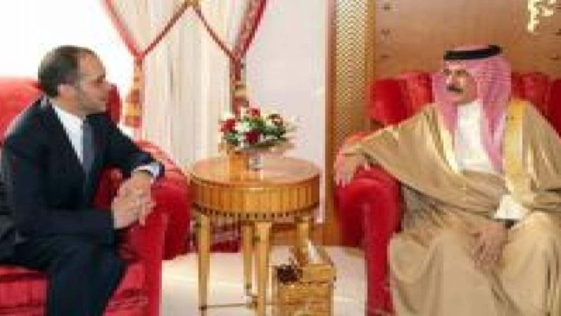 ملك البحرين يستقبل الأمير علي بن الحسين