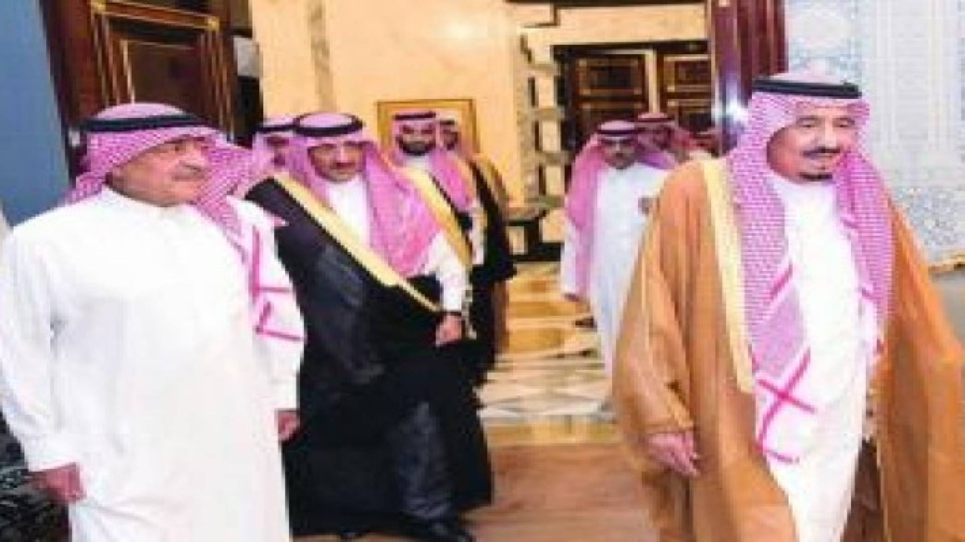 عاهل السعودية يزور الأمير مقرن بعد ساعات على إعفاءه من ولاية العهد