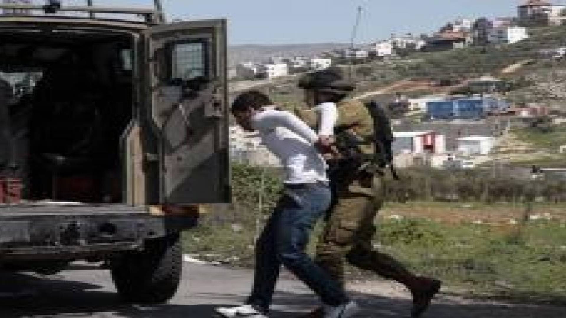 جنين: الاحتلال يعتقل شابين من قرية طورة