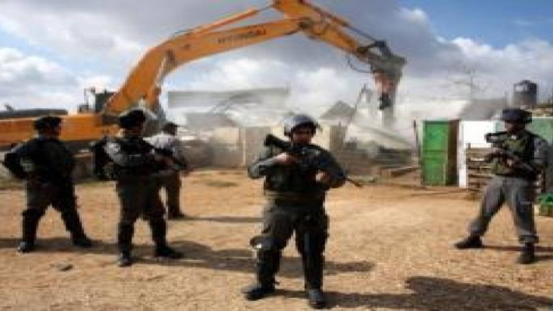 الاحتلال يخطر نحو 50 عائلة بالرحيل عن مساكنها في الأغوار