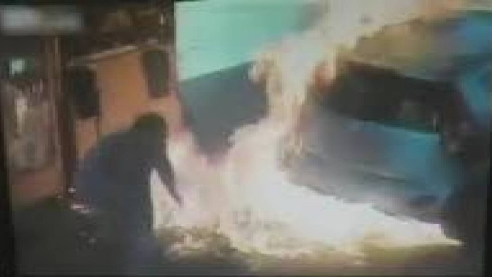 رفض أن يعطيها سيجارة فأضرمت النار في محطة وقود!!