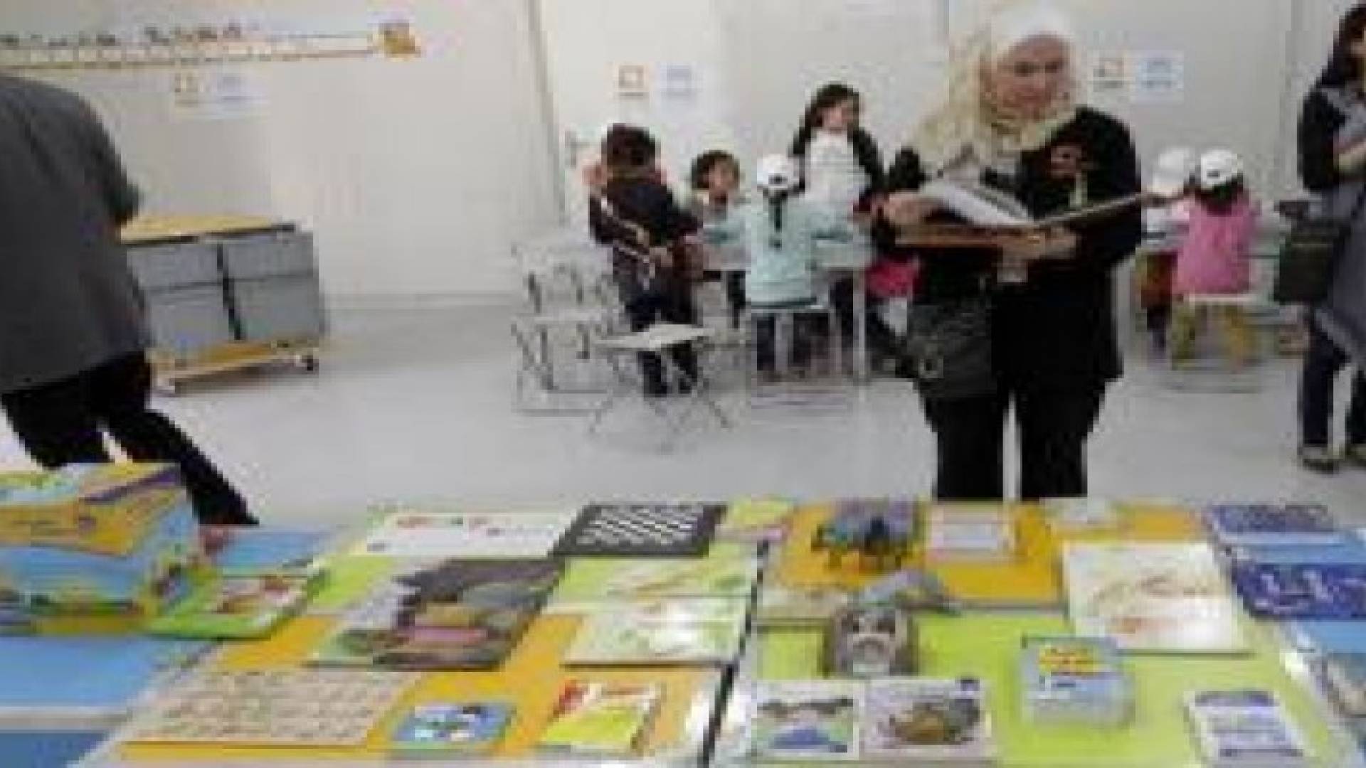مكتبة فرنسية في مخيم الازرق لمساعدة اللاجئين السوريين في تجاوز عزلتهم
