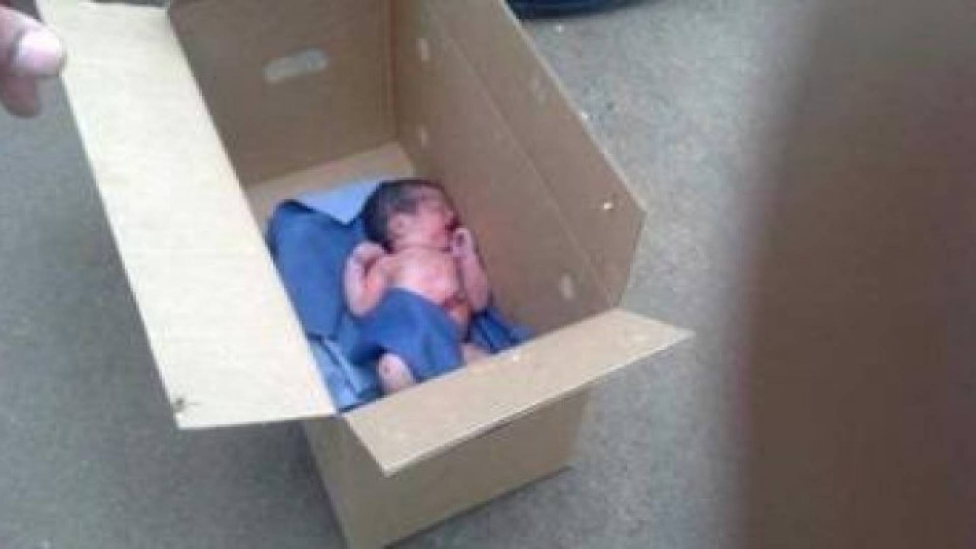 القبض على سوريين ألقيا طفلهما في مبنى مهجور في معان
