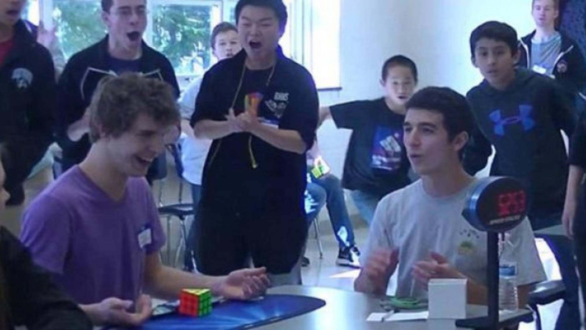 طالب أمريكي يحقق رقما قياسيا عالميا في مدة ترتيب مكعب روبيك الشهير.. فيديو