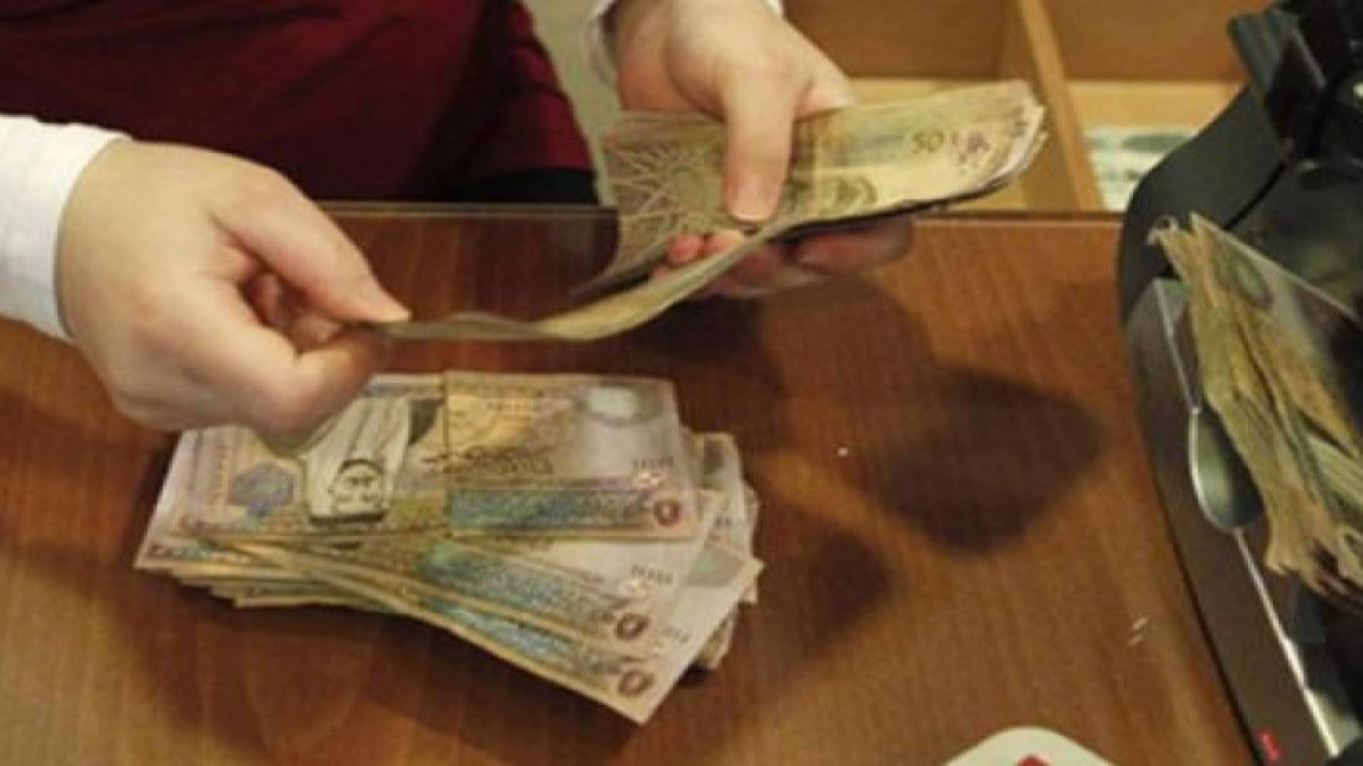 عمال يطالبون برفع الحد الادنى للاجور الى 250 دينارا