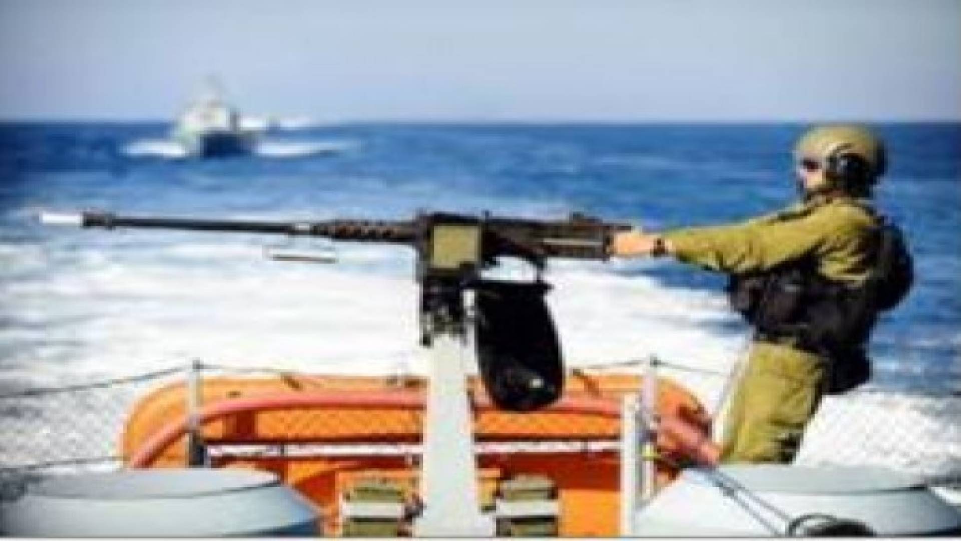 زوارق الاحتلال تعتدي على قوارب الصيادين الفلسطينين غرب غزة