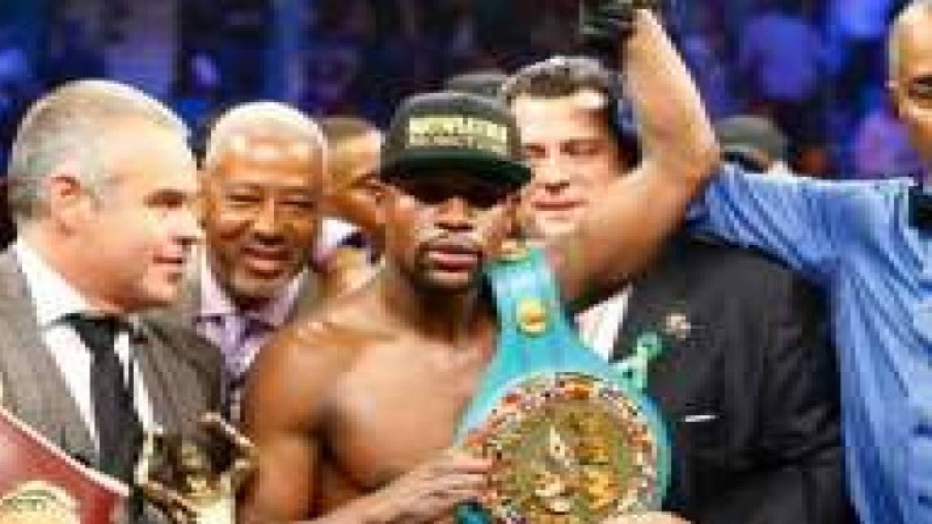 نزال القرن.. مايويذر يهزم باكياو بقرار تحكيمي.. فيديو