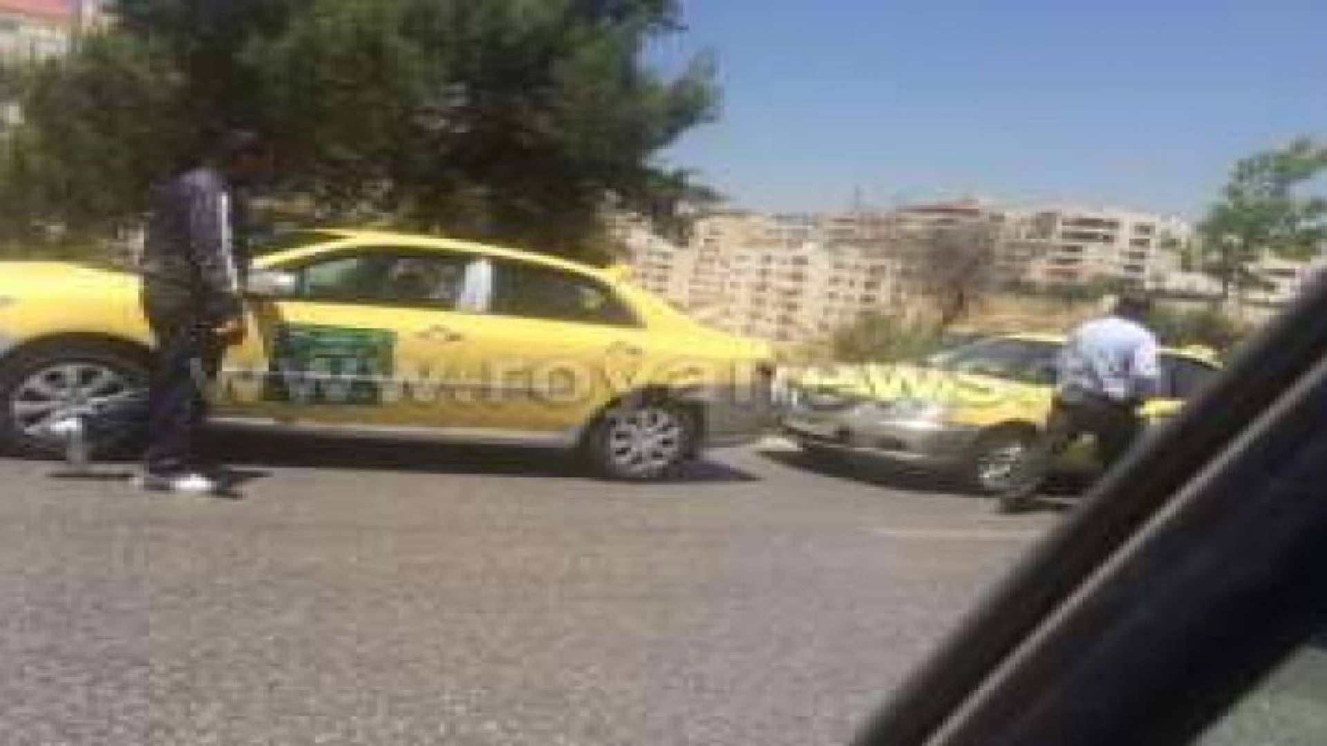 بالصور .. سائقو التكاسي يعتصمون في شارع الجامعة