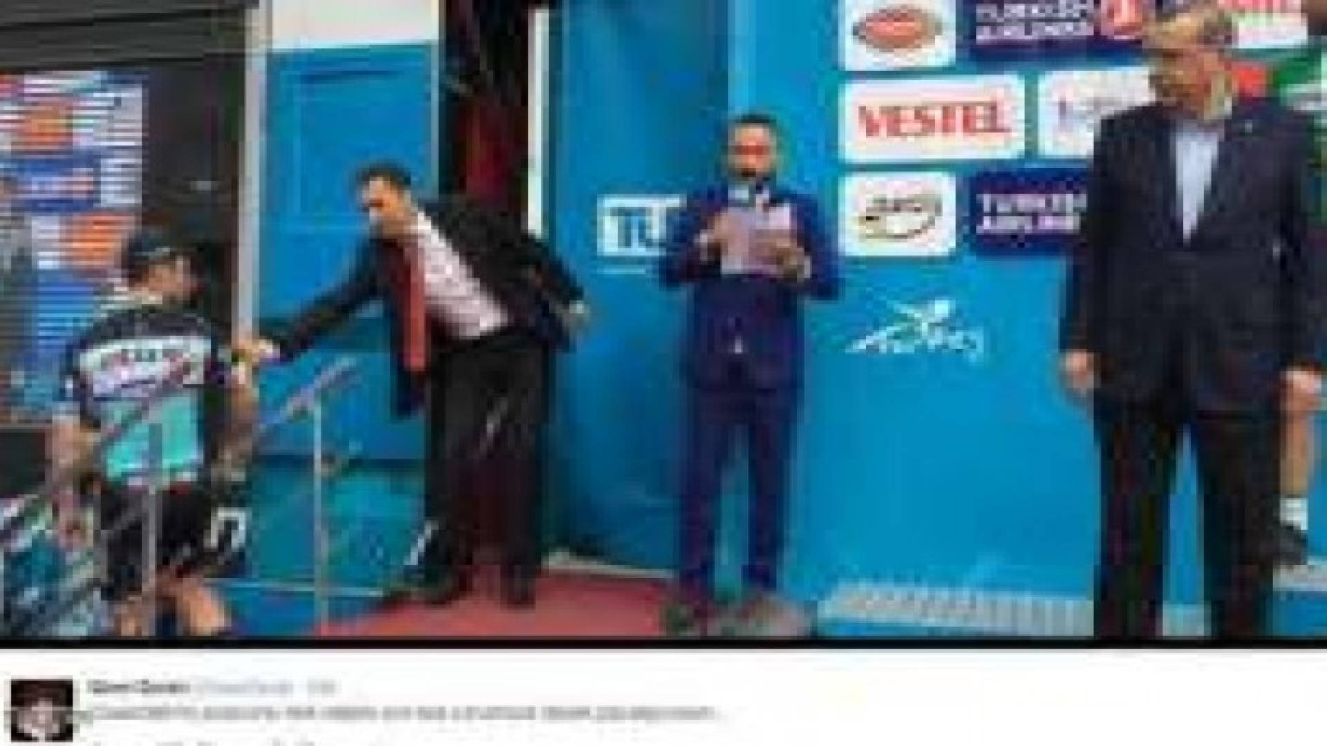 مل الدراج من خطاب أردوغان فترك منصة التتويج