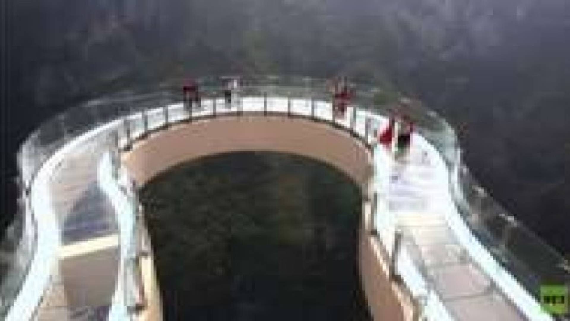 الصين.. السياح على سطح أعلى وأطول ممشى زجاجي.. فيديو