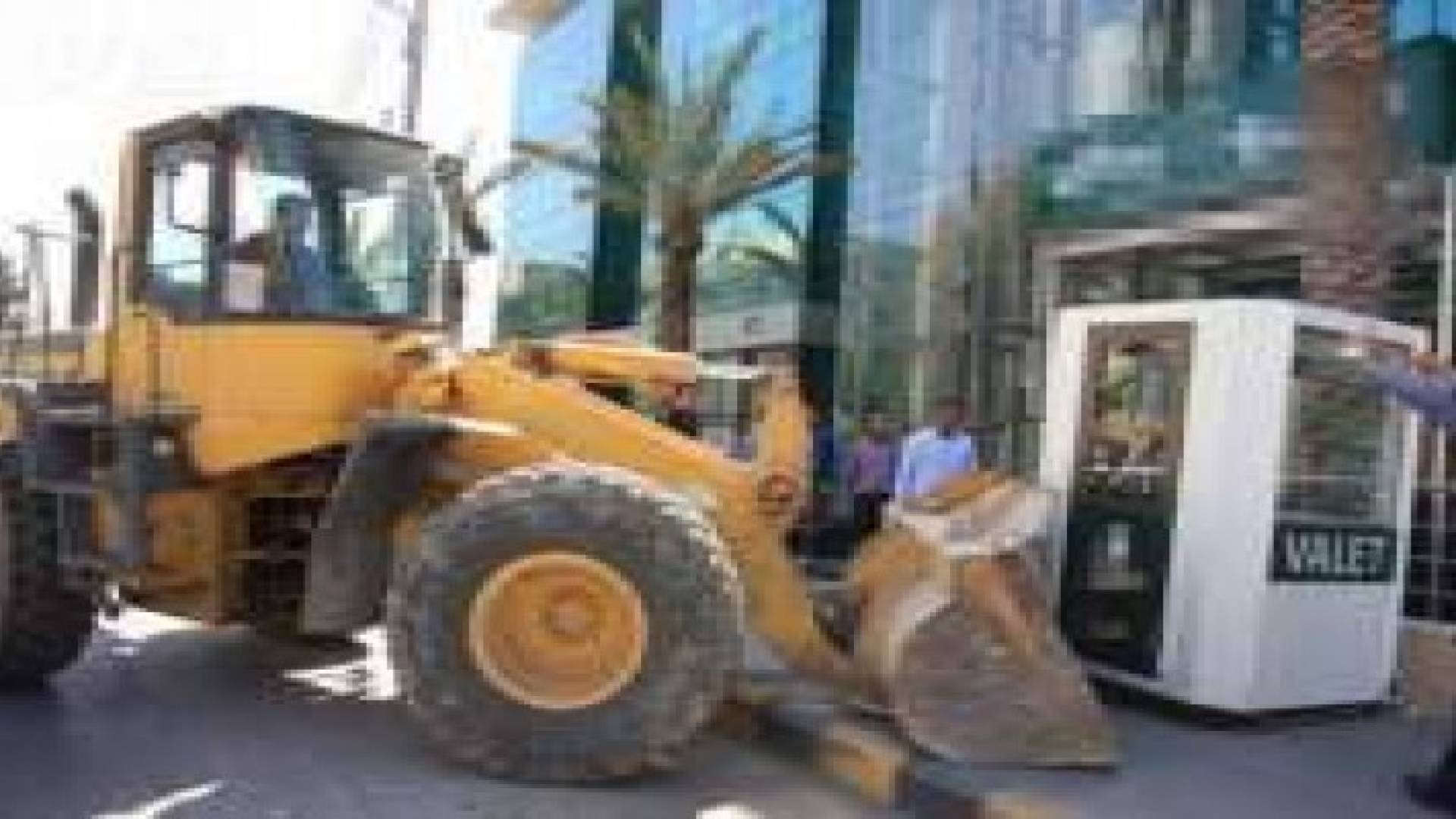 ازالة 42 كشكا تستخدم لخدمة اصطفاف السيارات في عمان