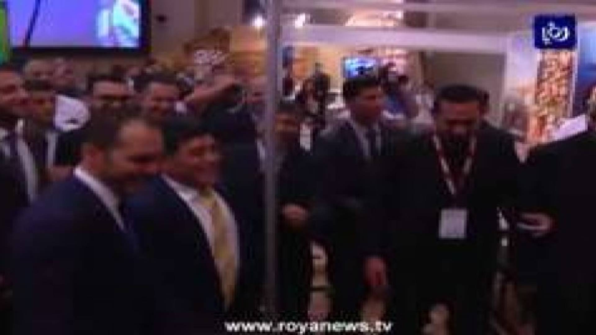 مارادونا يضحك سمو الامير علي في منتدى سوكريكس.. فيديو