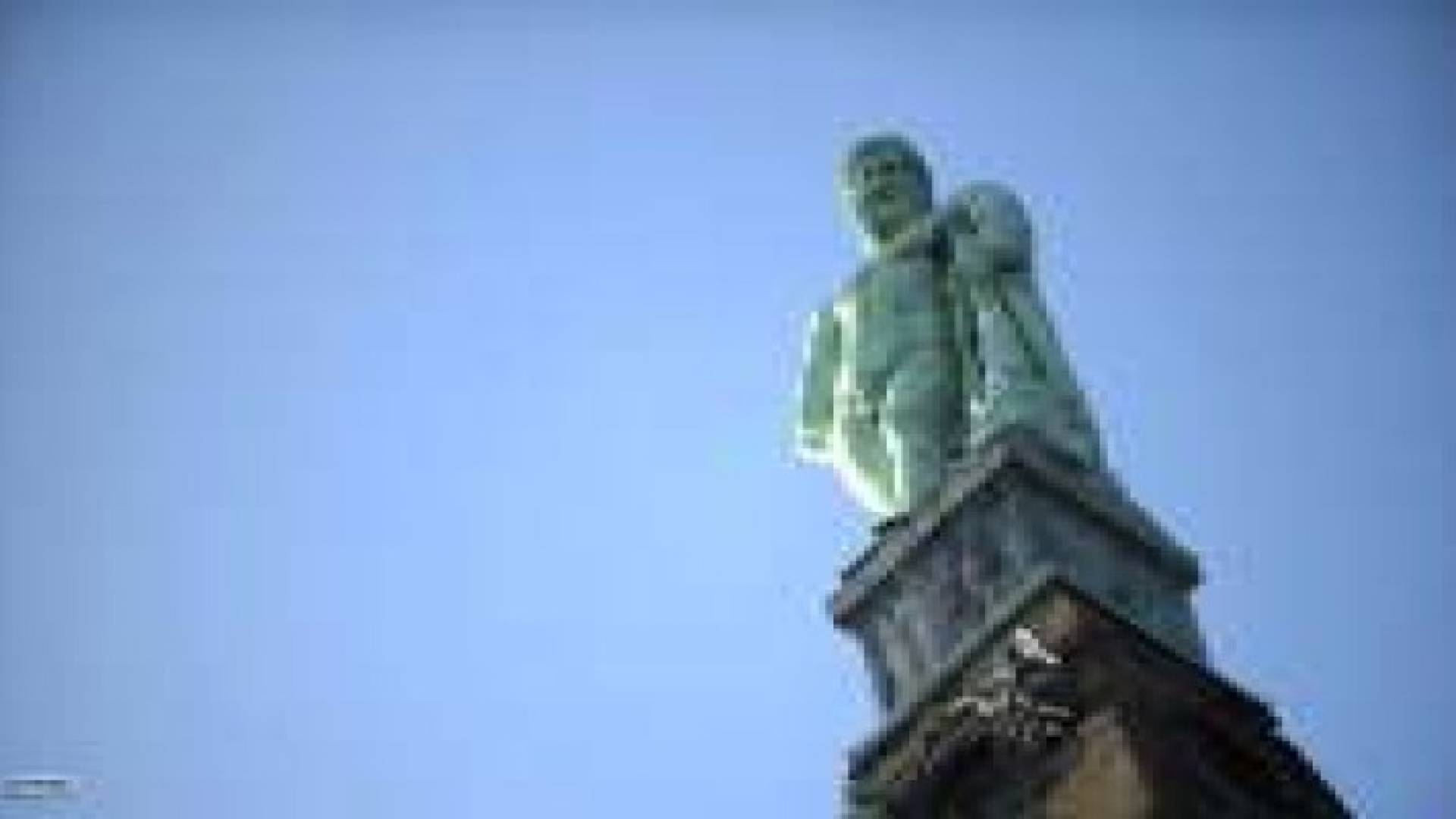 يحطمان تمثالا تاريخيا " لهرقل" لالتقاط سيلفي