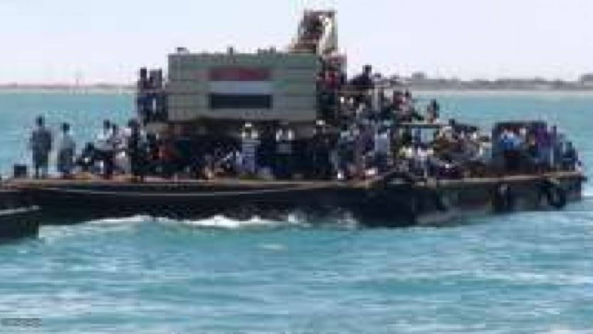 مقتل عشرات النازحين باستهداف حوثي لقاربهم