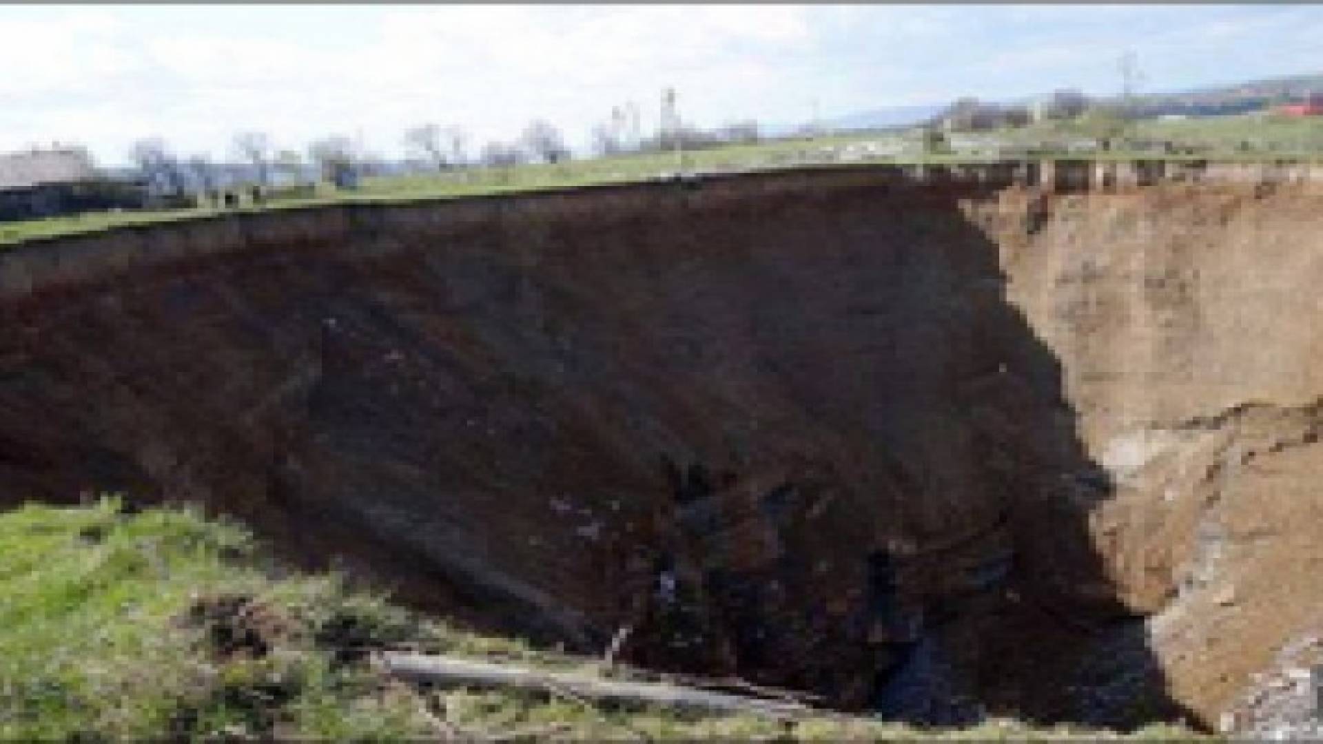 حفرة عملاقة جديدة تبتلع المنازل وتصيب الفلاحين في أوكرانيا بالرعب.. فيديو