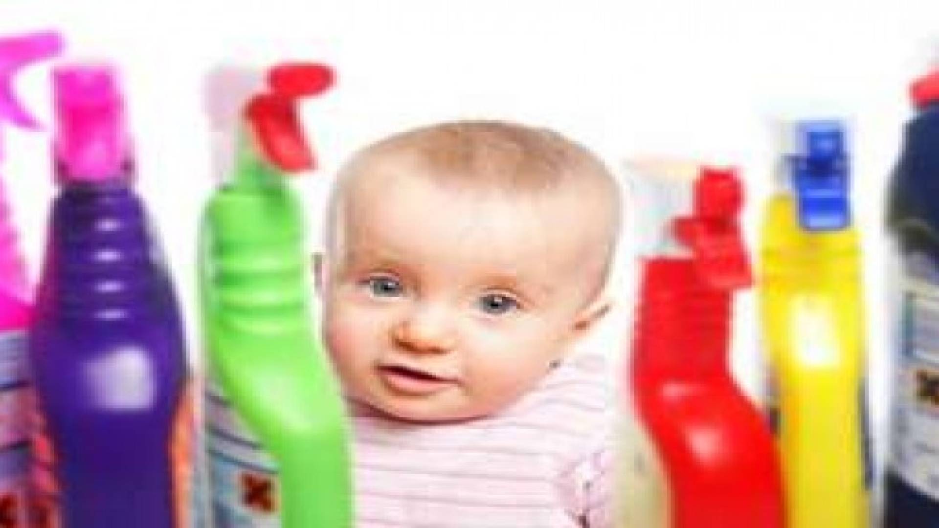 كيفية إسعاف الطفل بعد ابتلاعه مواد التنظيف‬