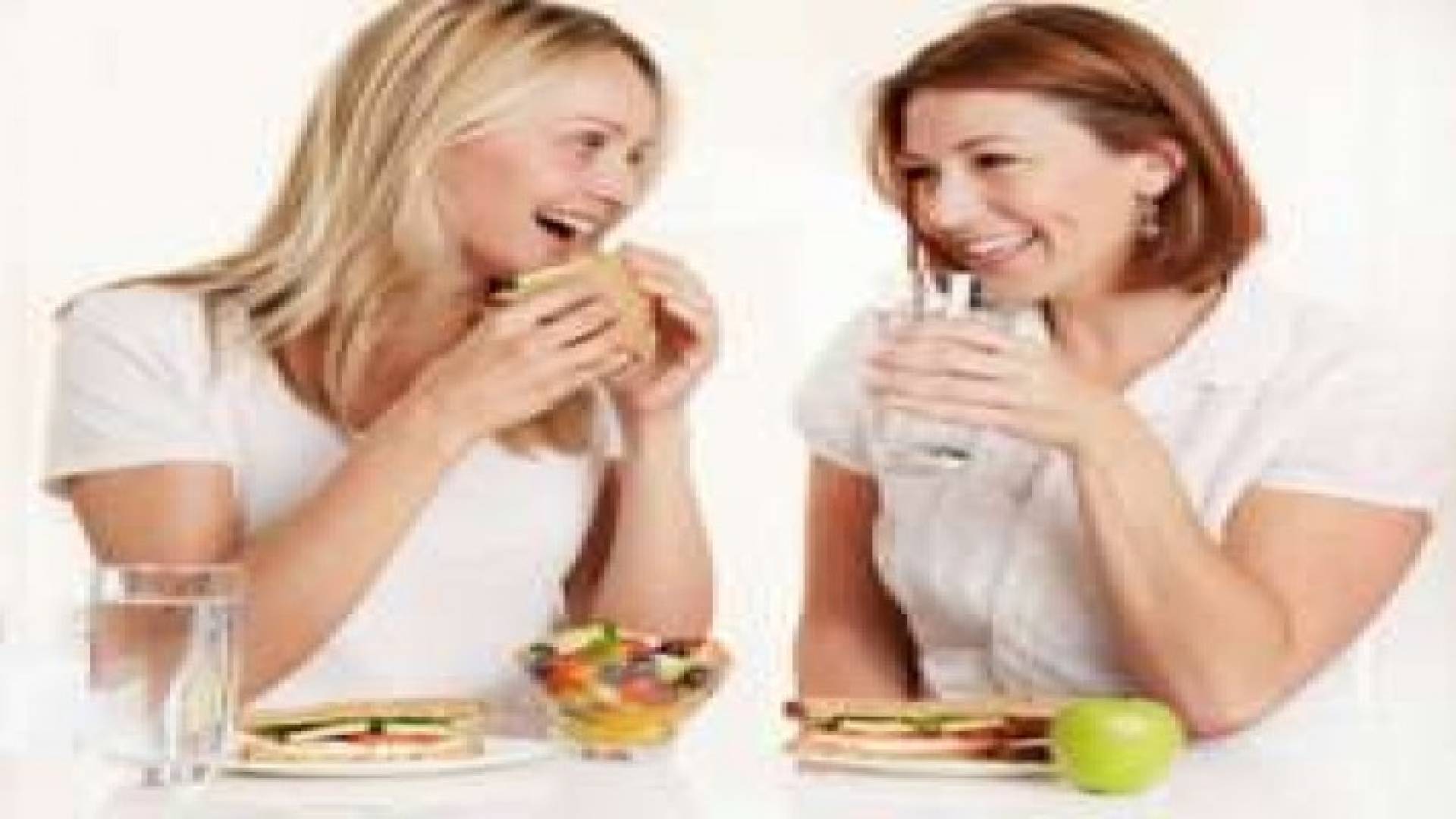 هل شرب الماء أثناء الأكل يضر بالهضم؟